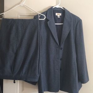 Talbots size 14 lined women’s pantsuit.
